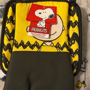 Peanuts Snoopy Oversized Oven Mitt & Pot Holder Set